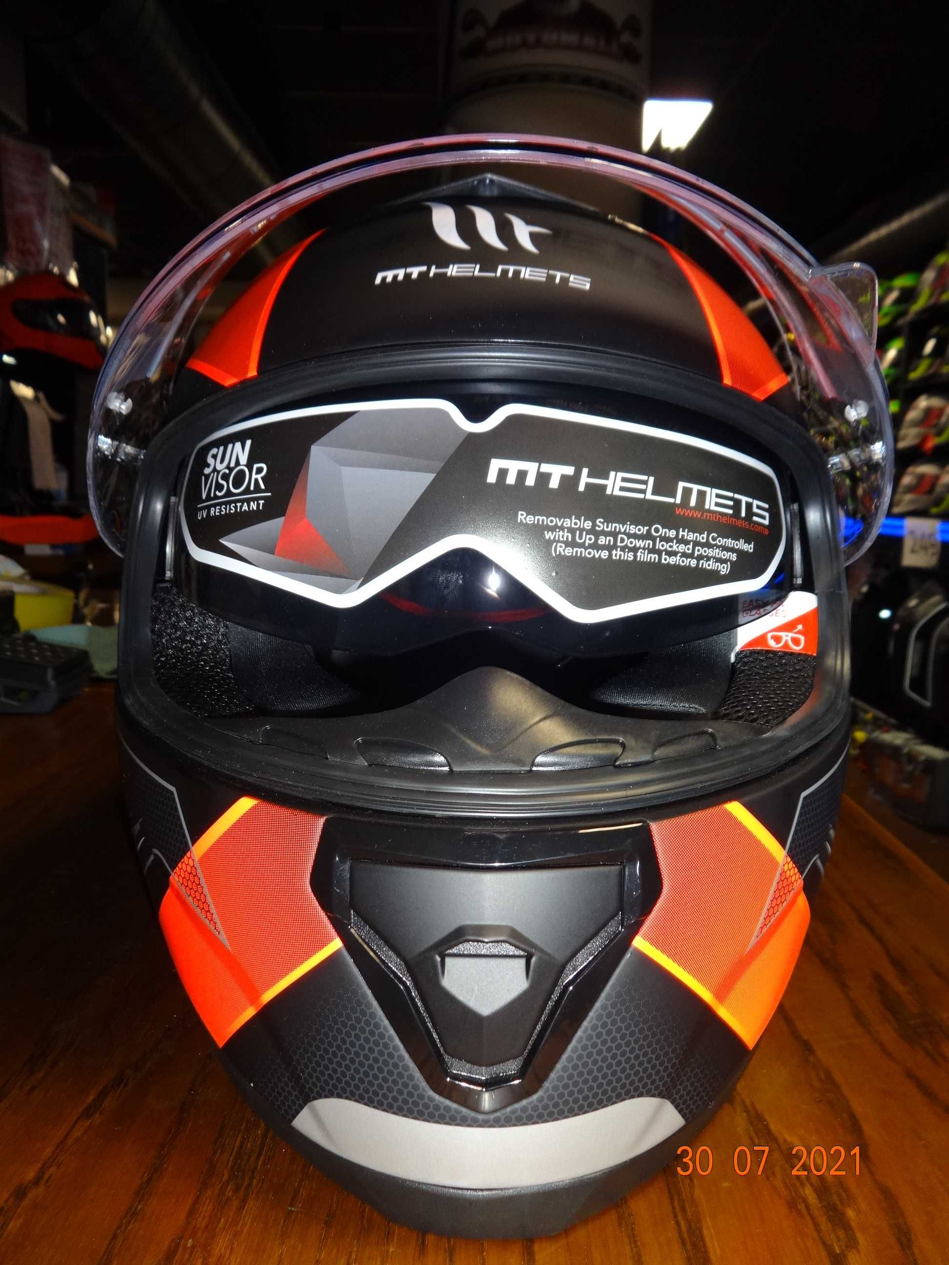 каска MT Helmets Thunder 3 SV пистова мото каска с тъмни очила