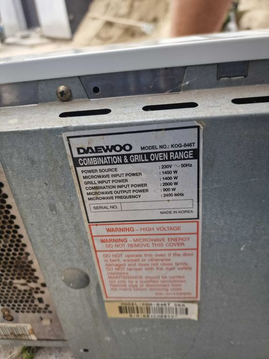 Vand cuptor cu microunde  stare buna de functionare doar 99on