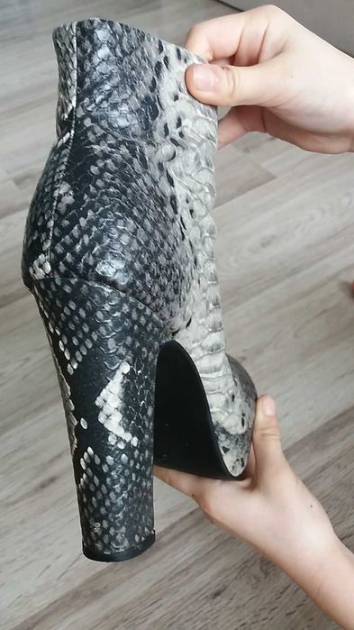 Ghete Dama nr 37 (frumoase si comode/ piele sarpe )