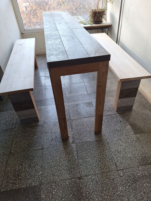 Маса с две пейки от естествено дърво