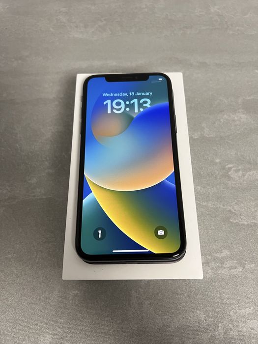 iPhone X 64 GB Space Grey Черен/Сив запазен със зарядно и кабел