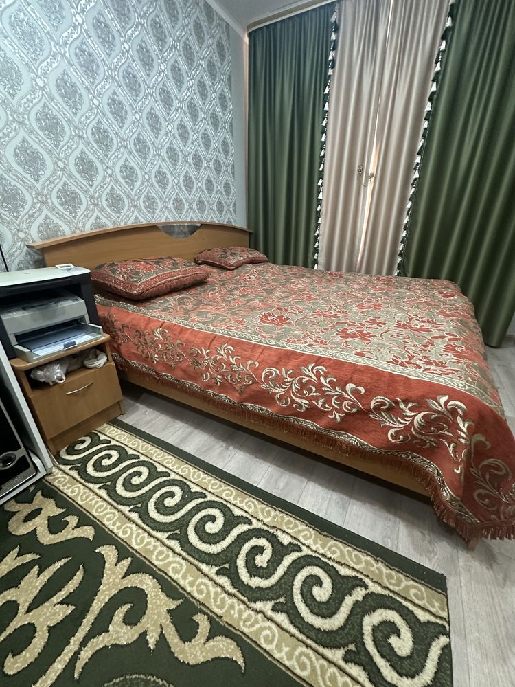 Продам 2-х спальную кровать в матрасом в хорошем состоянии