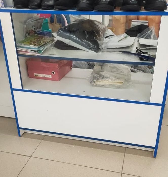 Продам стеллажи и манекены