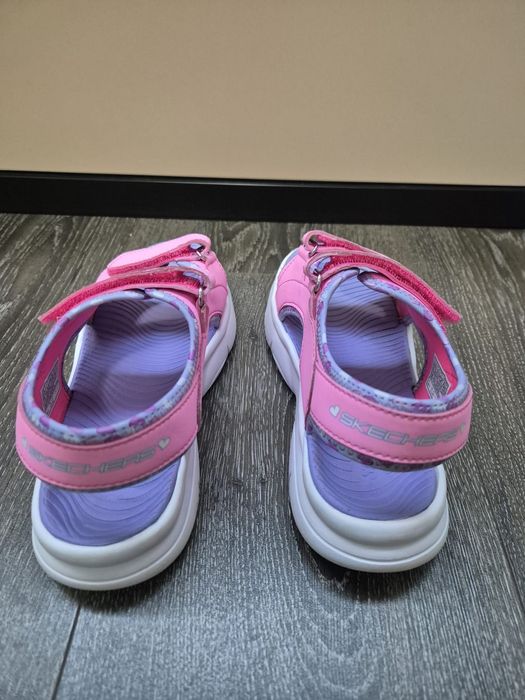 Vând sandale Skechers fetite