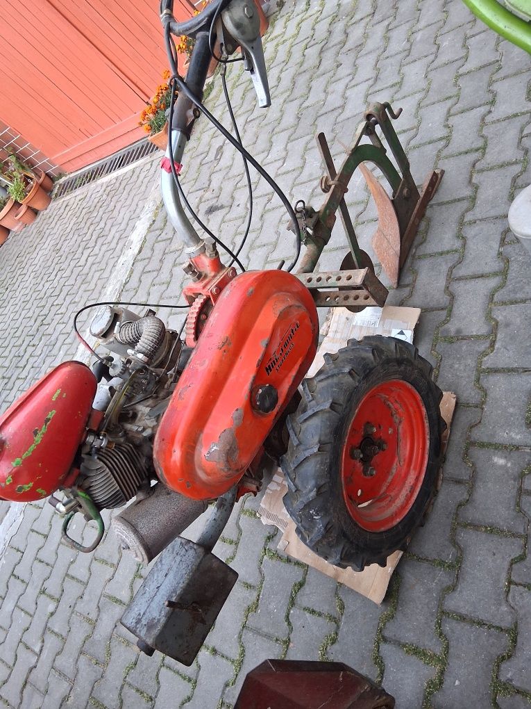 Vând multicultor cu plug toate accesoriile