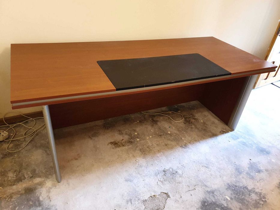 Birou masiv, ideal pentru spații mari