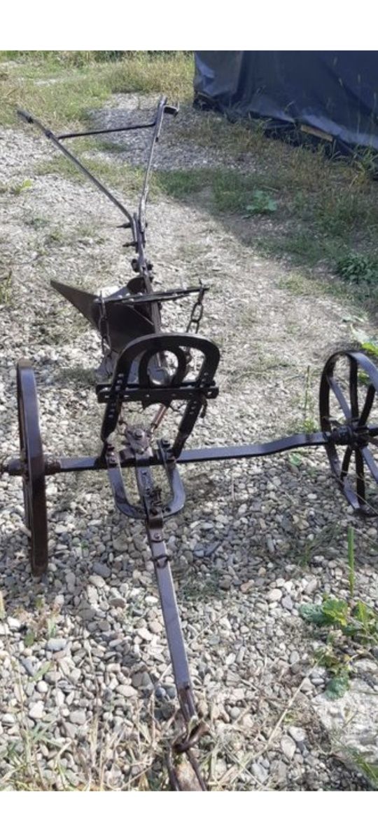 Vând plug din fier