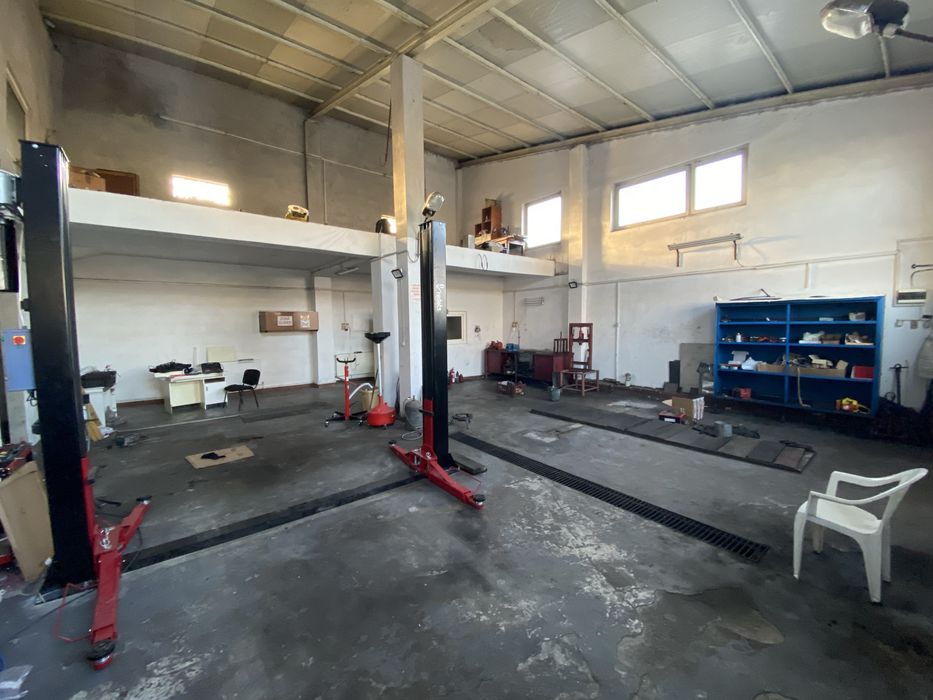 Inchiriez service auto hala garaj spatiu