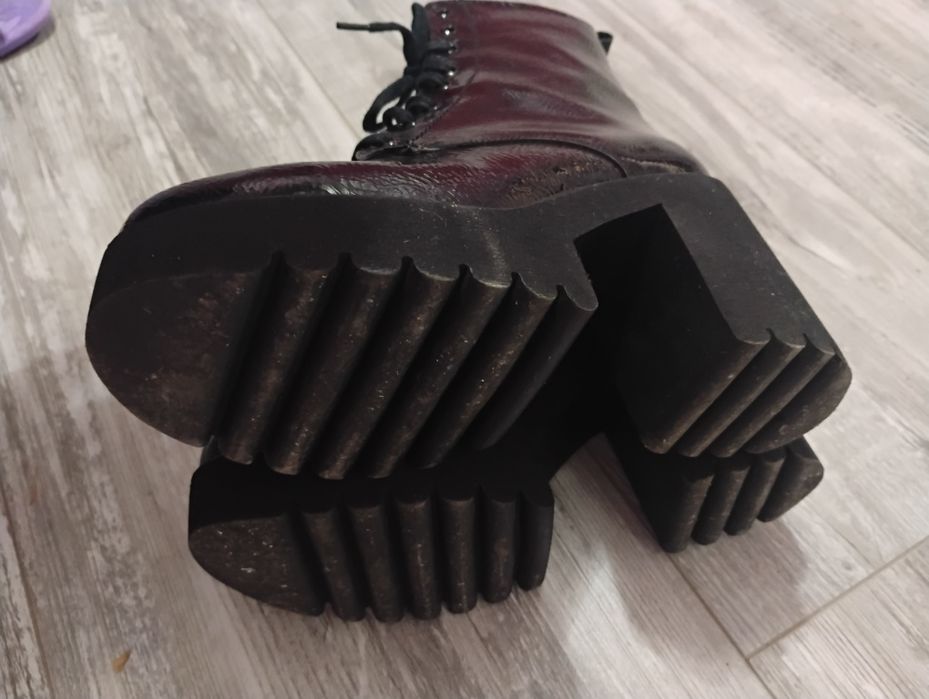 Продавам много готини боти 39 номер, като нови