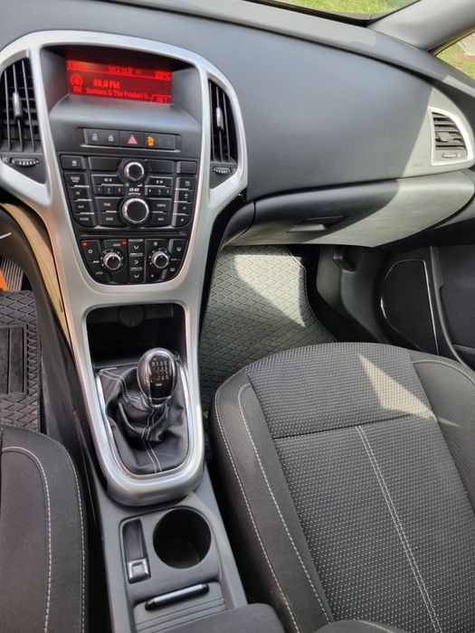 Opel Astra J Turbo 140 CP 2011