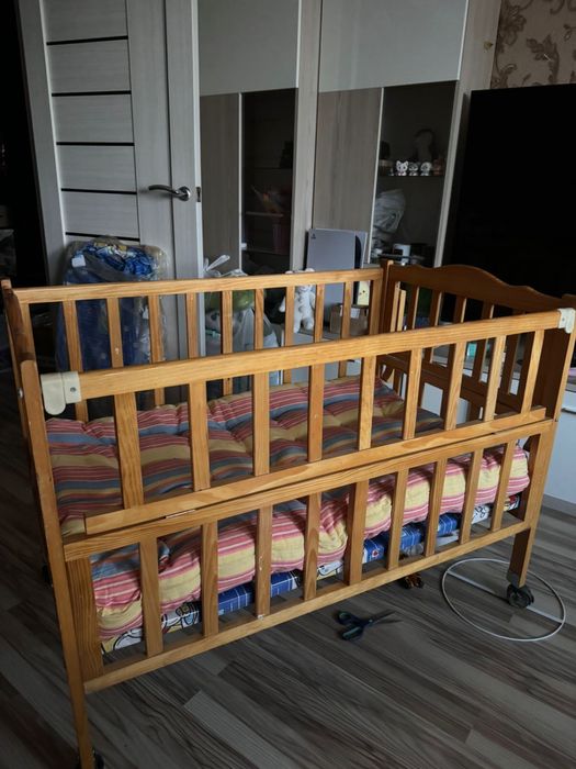 Продам детскую кроватку с люлькой