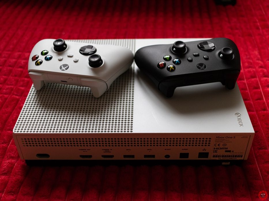 Vând xbox one s 1TB cu 2 manete
