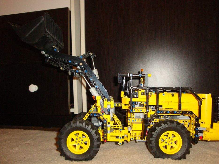 incarcator excavator vola 4 motoare Lego Technic 42030 telecomanda