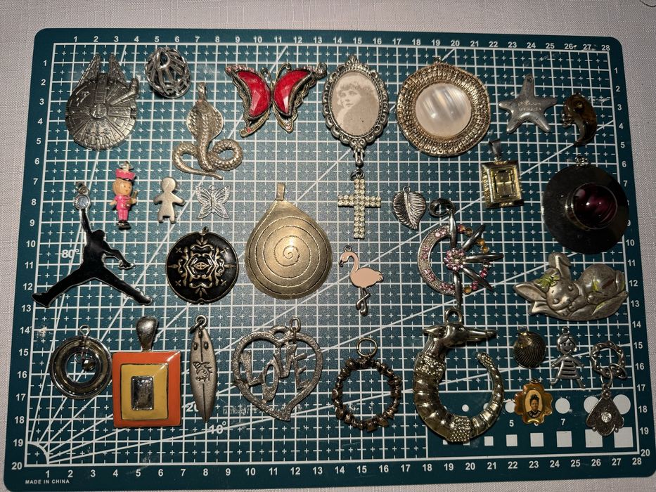 Lot 31 bijuterii vintage – broșe & pandantive diverse, colecție unică
