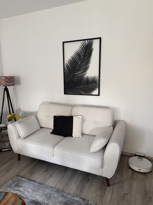 Canapele aproape noi