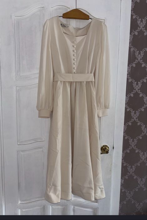 Продам вечернее платье в бежевом цвете