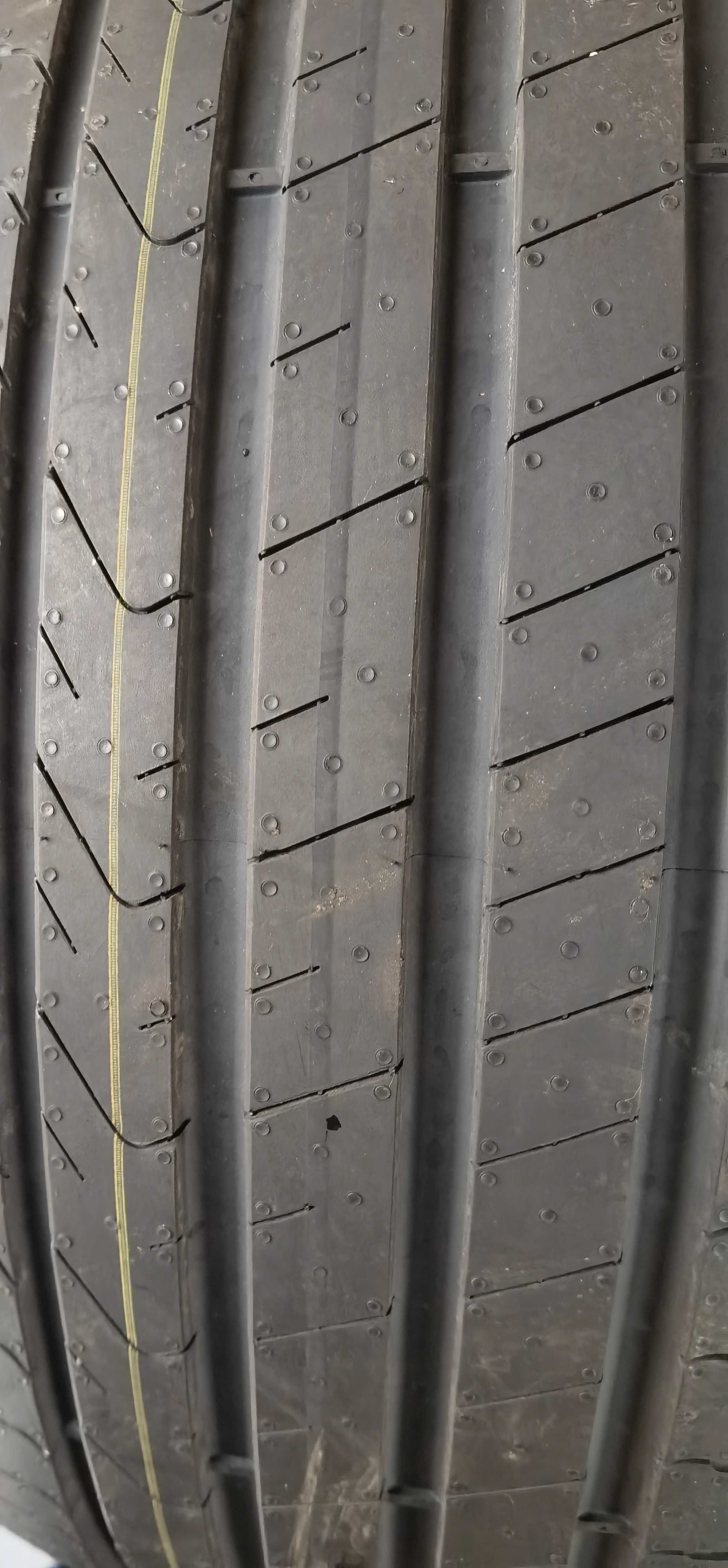 Чисто НОВИ 235 40 20 PIRELLI