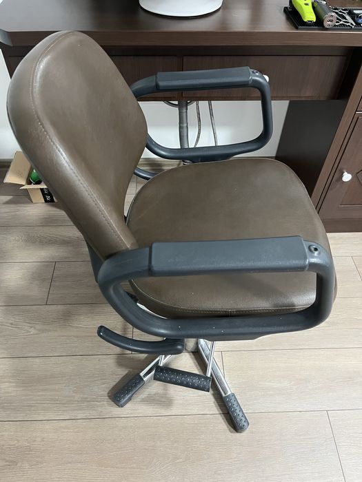 Scaun profesional frizerie/barber, solid și reglabil – 150€