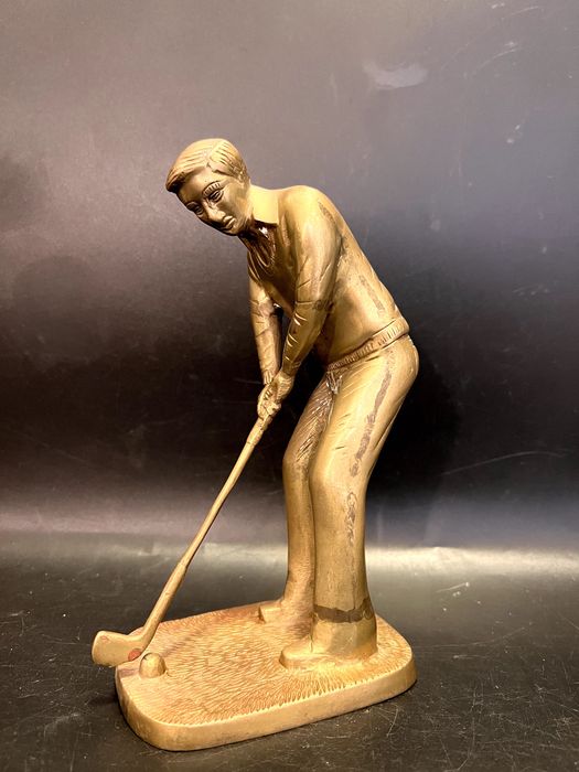 Statuetă reprezentând un jucător de golf.