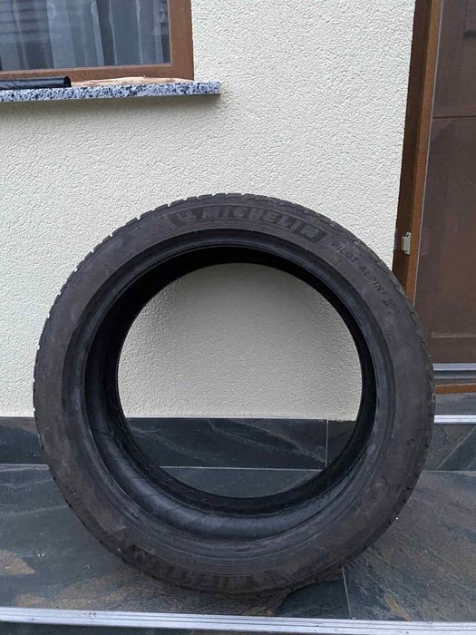 Vând patru cauciucuri aproape noi Michelin de iarnă