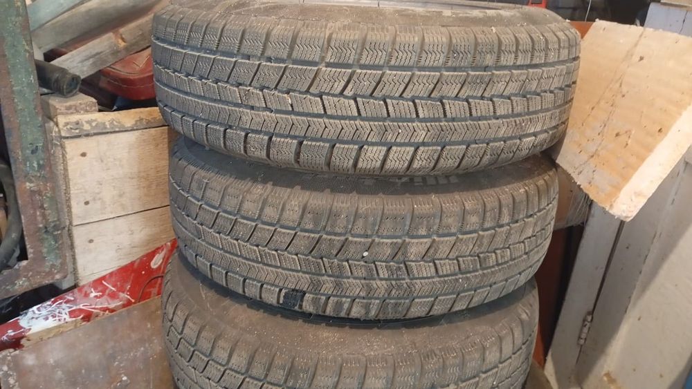 Продам зимнюю резину с дисками. Почти новая.