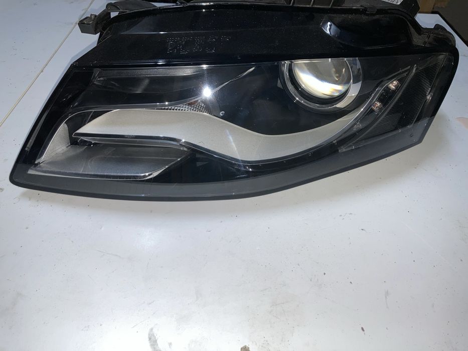 Far xenon Audi A4 B8 stanga