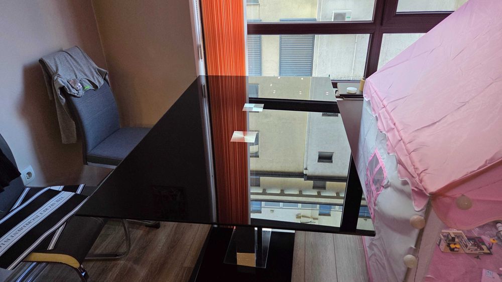 Черна стъклена трапеза маса