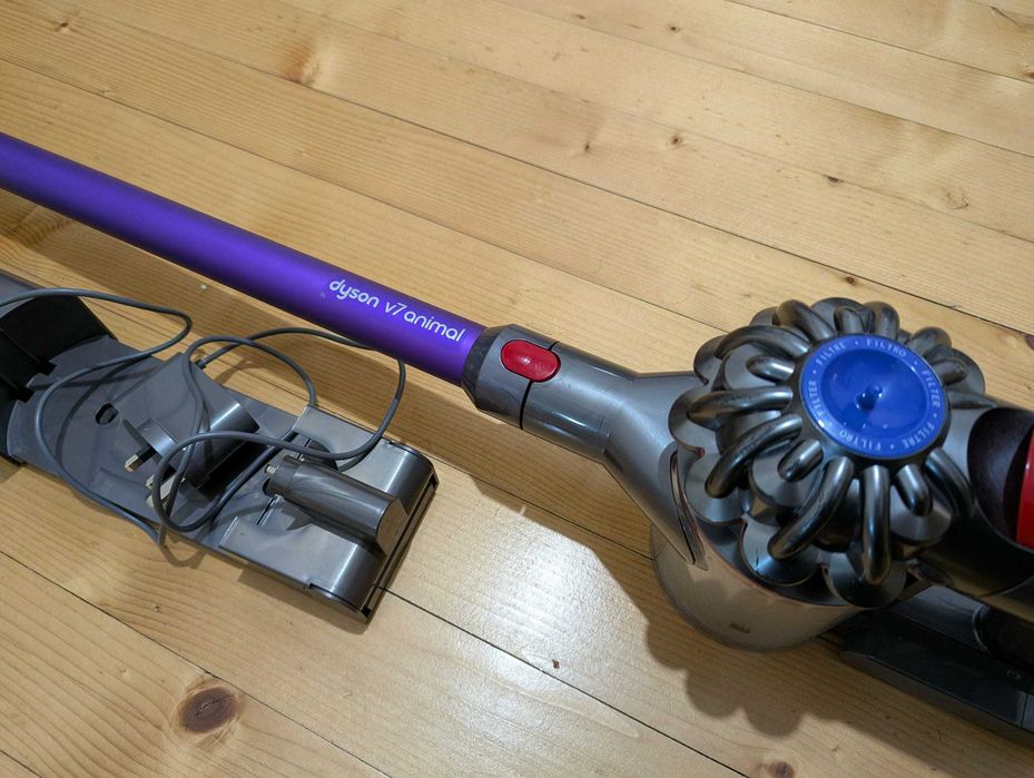 Продавам почистена прахосмукачка Dyson V7 с нова батерия и аксесоари