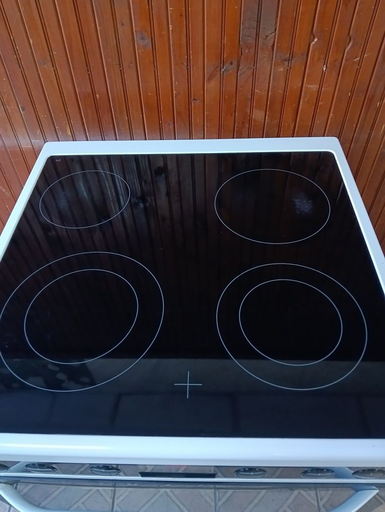 Свободно стояща печка с керамичен плот VOSS Electrolux с PIROLISE