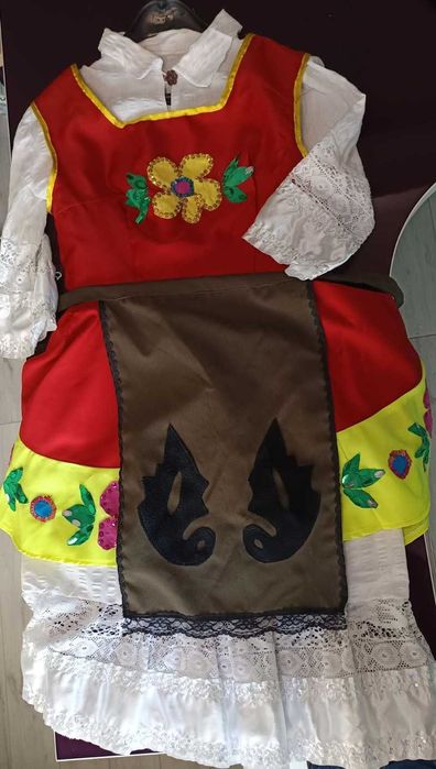 Стилизиран фолклорен костюм за момиче