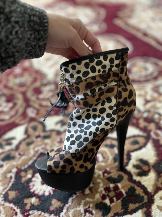 Туфли  пол сапоги  каблук новый 35 размер