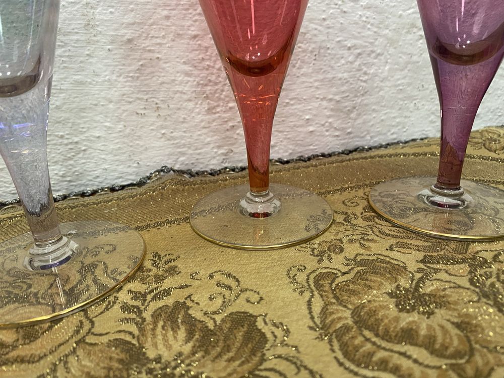 Стъклени чаши от разноцветно стъкло италианско производство