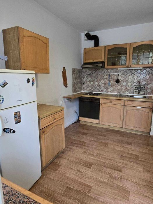 Продава се двустаен тухлен апартамент в кв. "Гео Милев"