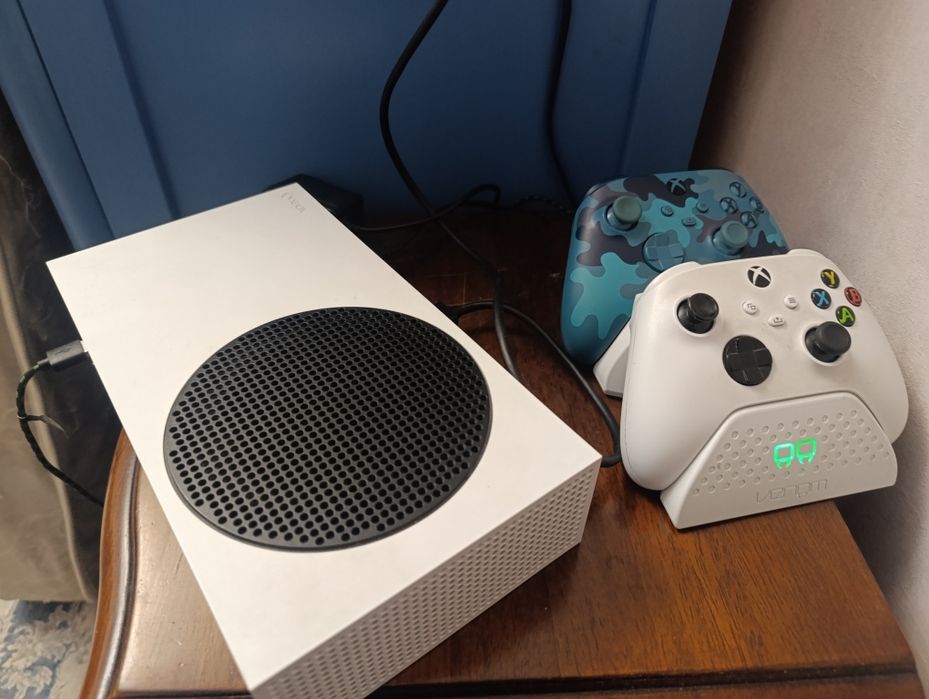 Xbox series s 2 геймпада