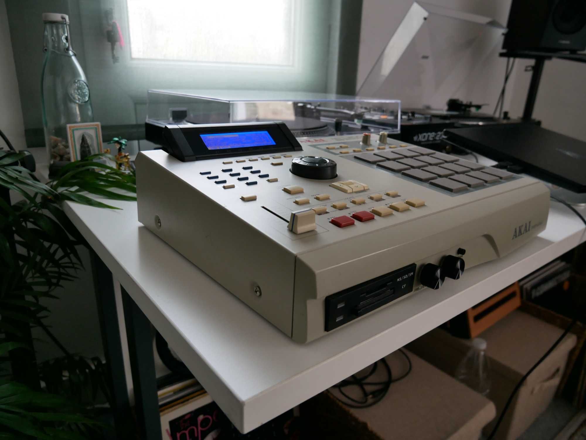 MPC 2000XL / 8 OUTS /MS / SD / SM / CF Drive / Drum Machine / Sampler