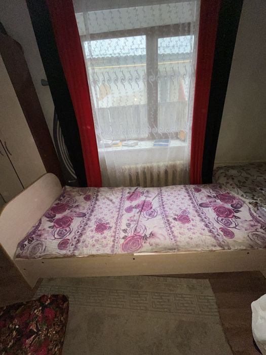 кровать в хорошим состояние.