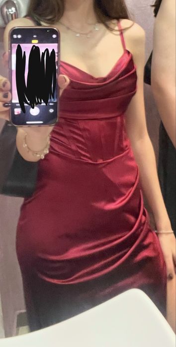 Rochie lungă satinată, cu corset și decupaj pe picior