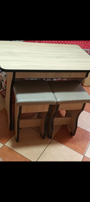 Masa cu scaune si una extensibila