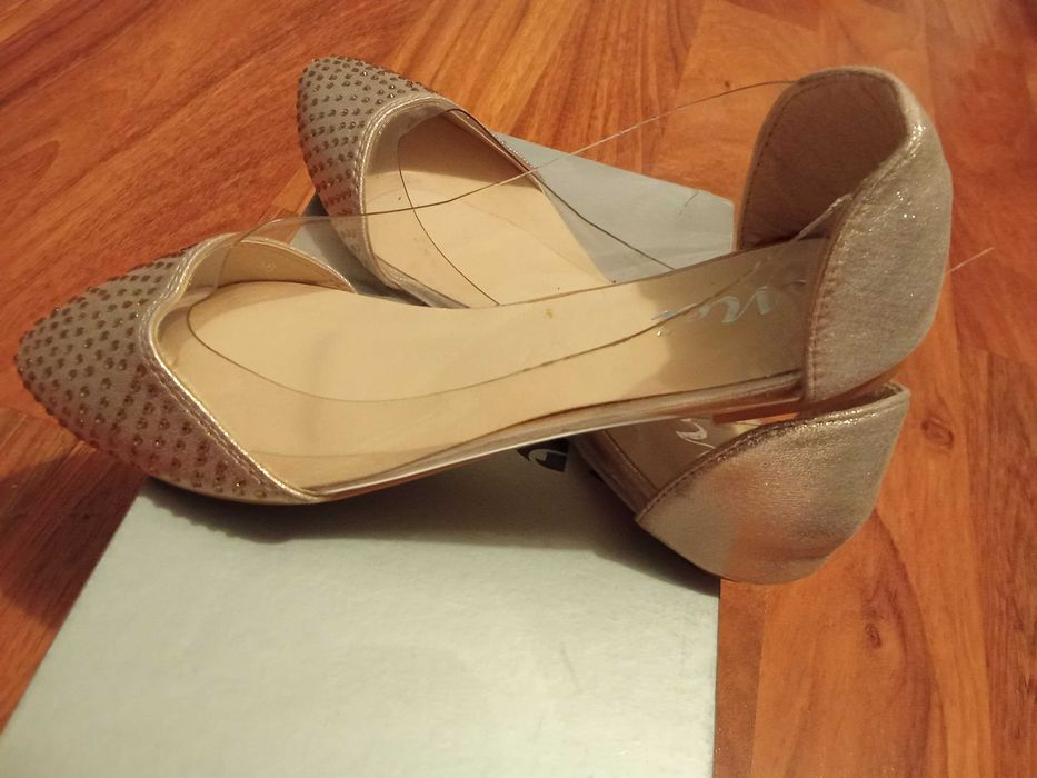Vand balerini aurii marimea 38 , noi - 30 lei