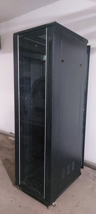 Продам серверный шкаф