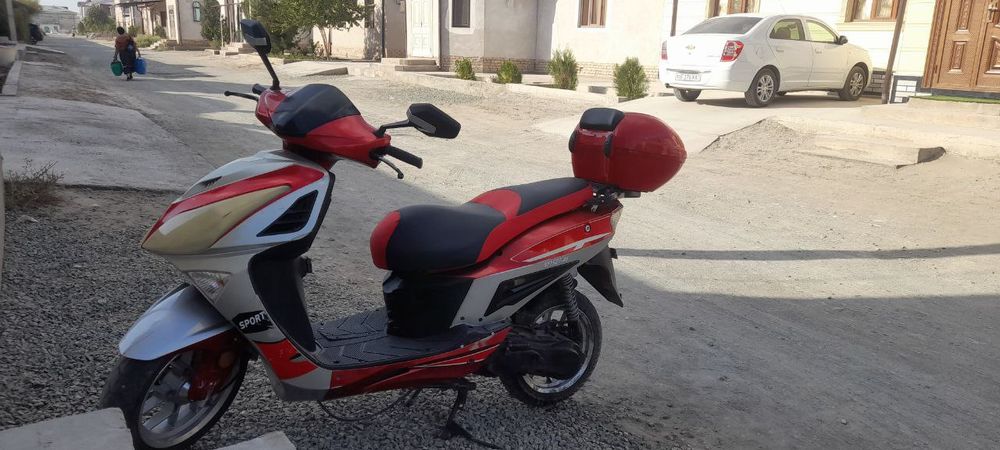 Skuter sotiladi 150 kuba puli 11 milyon