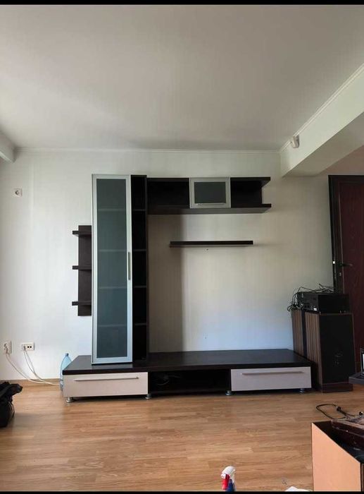 Mobiler living din PAL cu vitrină, comodă TV și spații de depozitare