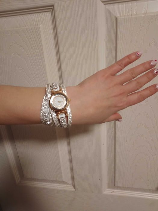 Бял елегантен дамски часовник