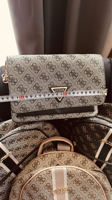 Раници и чанта Guess