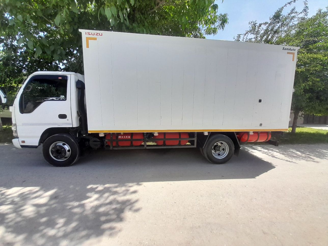 Isuzu sotladi 23000$