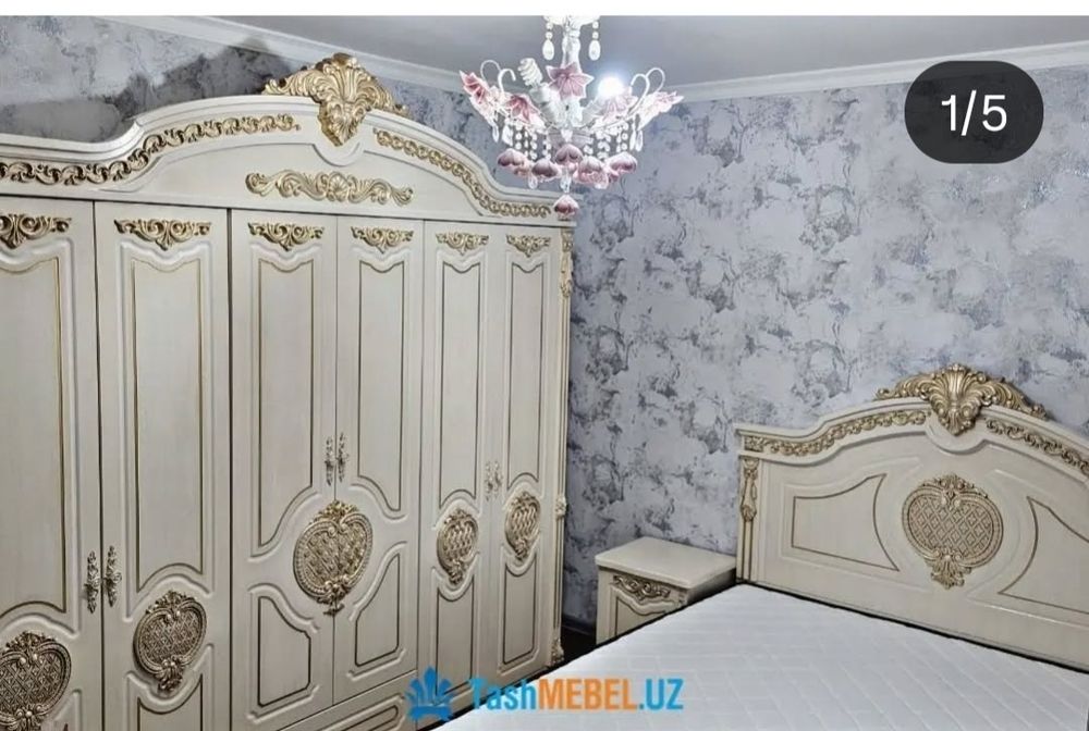 Спальный гарнитур Венеция цвет шампань стоял не долго почти новый