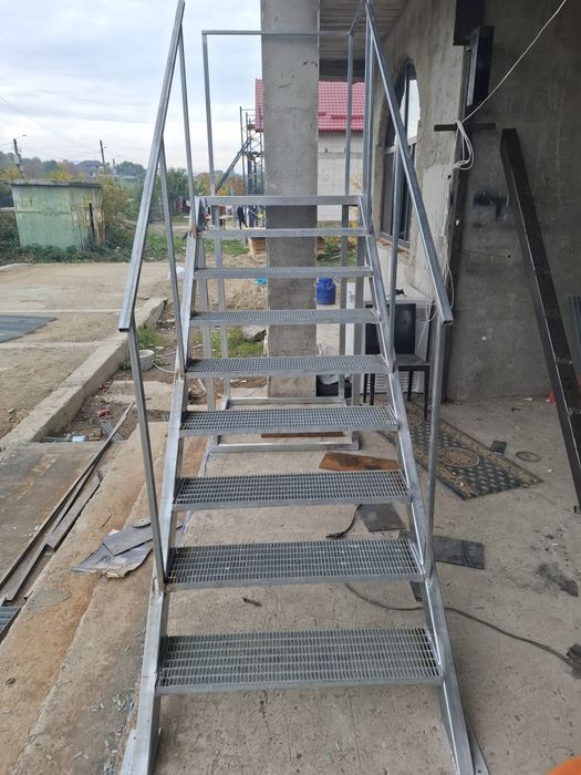 Scări metalice galvanizate, robuste și durabile, ideale pentru accesul