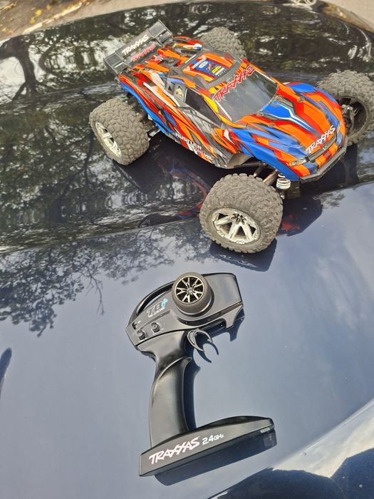 Vând traxxas Rustler 4x4 HEAVY DUTY