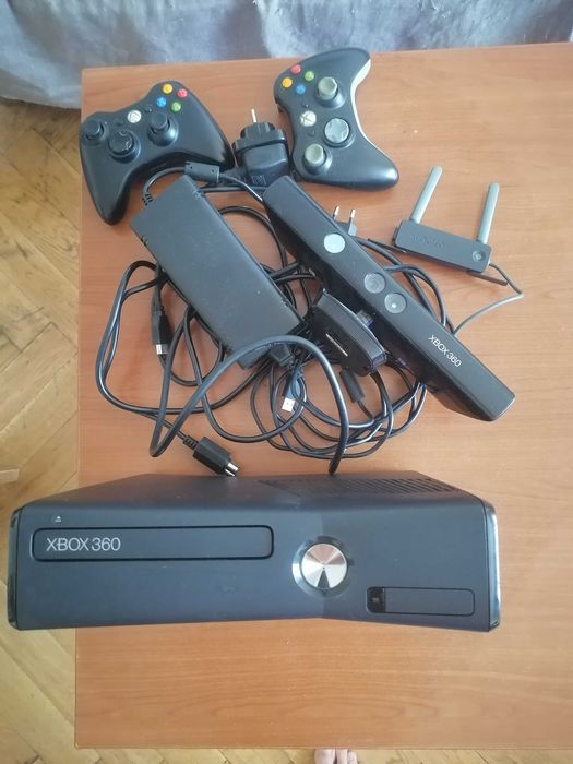 Xbox 360 nefuncțional + 32 jocuri