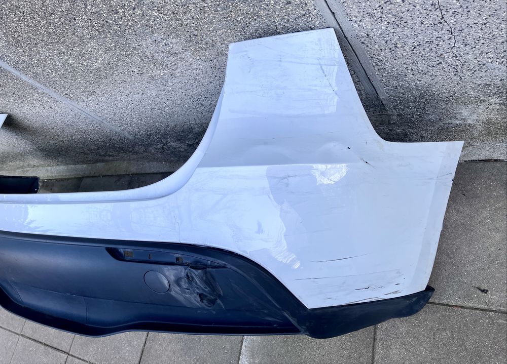 Tesla Model Y REAR FASCIA Задна броня и престилка § Lower wing bracket